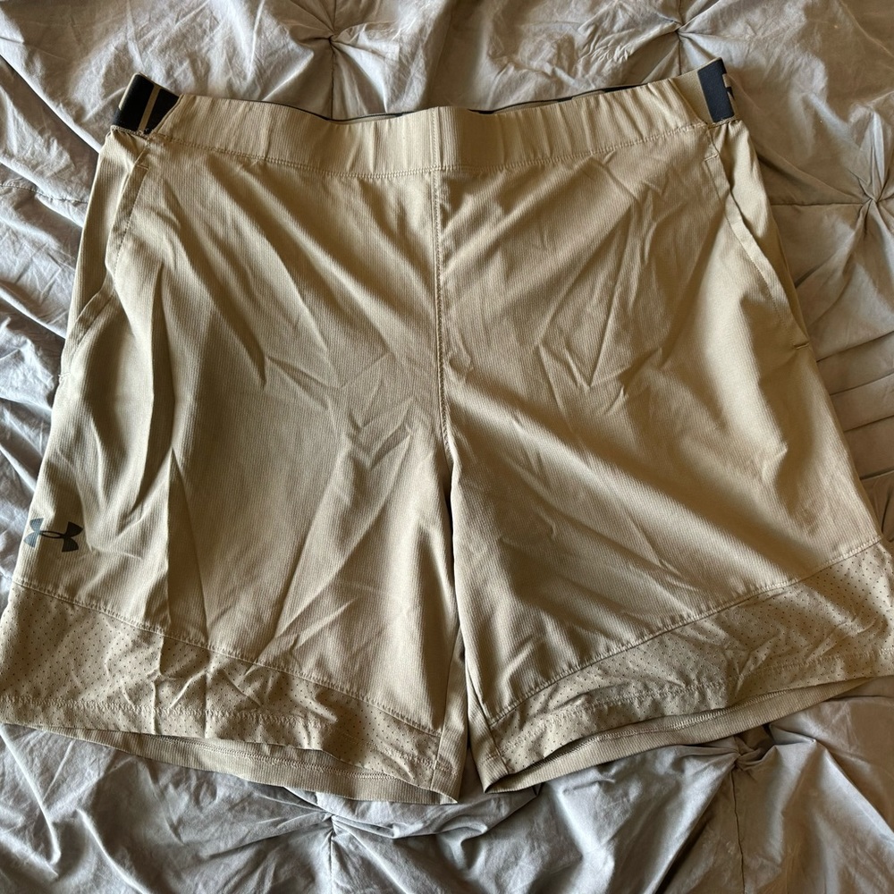 Like New: Men's UA Vanish Woven Taupe Shorts Size:XXL